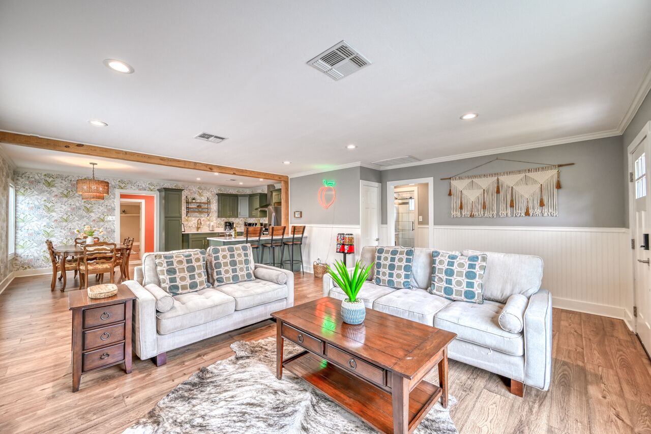 Just Peachy 3 min walk to Main