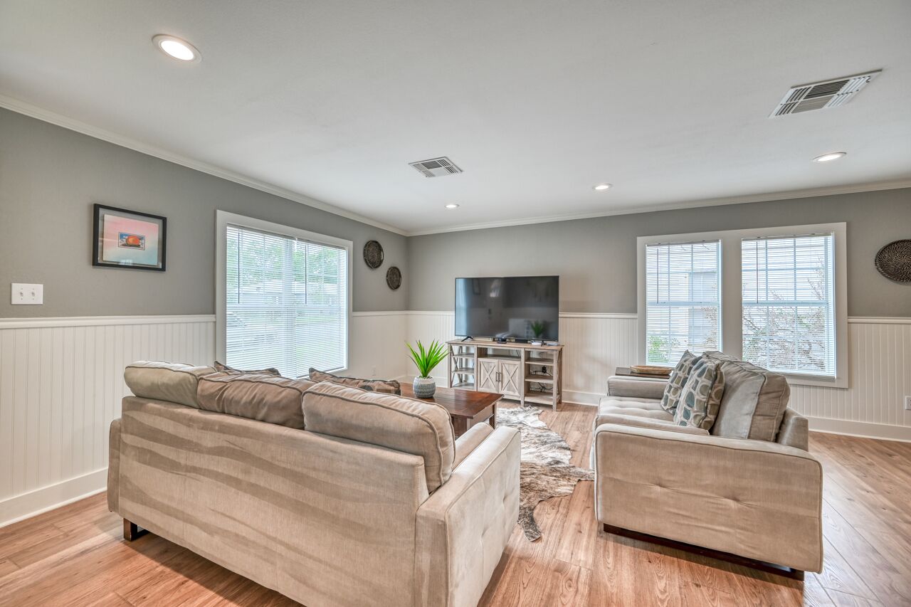 Just Peachy 3 min walk to Main