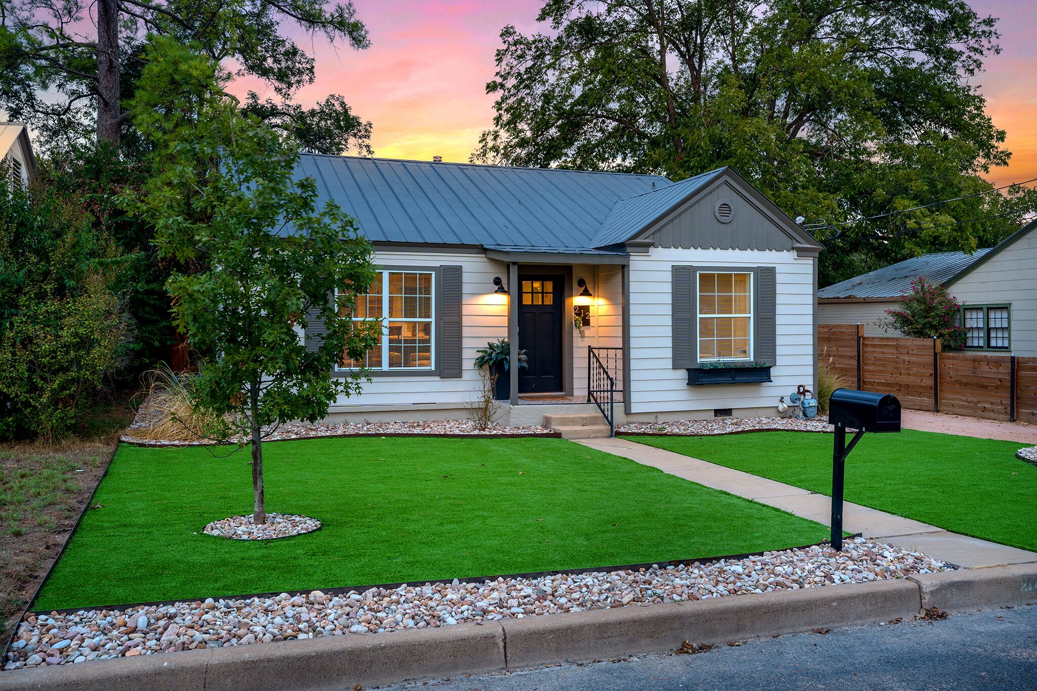 Just Peachy 3 min walk to Main