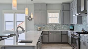 Frigorifero, microonde, forno, piano cottura