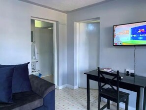 TV - Cosy 2brm for small groups with WiFi 5min from CBD (Eldoret)
