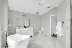 Ensemble douche/baignoire, sĂšche-cheveux, serviettes fournies, savon