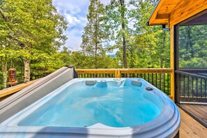 Outdoor spa tub - Murphy Mtn Retreat: Wraparound Deck & Hot Tub (Murphy)