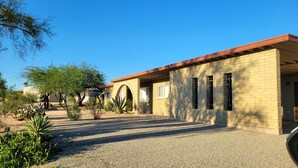 Un bâtiment à la façade en briques, doté de nombreuses fenêtres et d’un patio couvert.