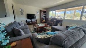 Smart-TV, peis og bøker