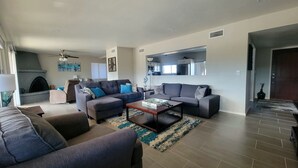 Un salon moderne avec deux canapés, une table basse et une cheminée.