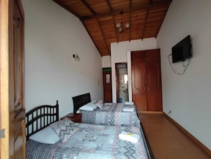 Basic Triple Room | Free WiFi, bed sheets - Hotel Monte Verde (Salento)