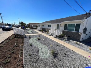 Un quartier résidentiel avec une maison portant le numéro 2756, une allée et un chemin de gravier.