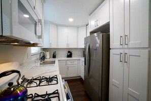 Réfrigérateur, four à micro-ondes, un four, surface de cuisson