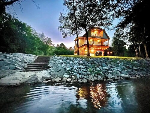 Luxury Waterfront Treehouse Cabin on Factory Creek