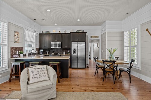 Sea Glass- Walking Distance to Front Street and it's Pet Friendly!