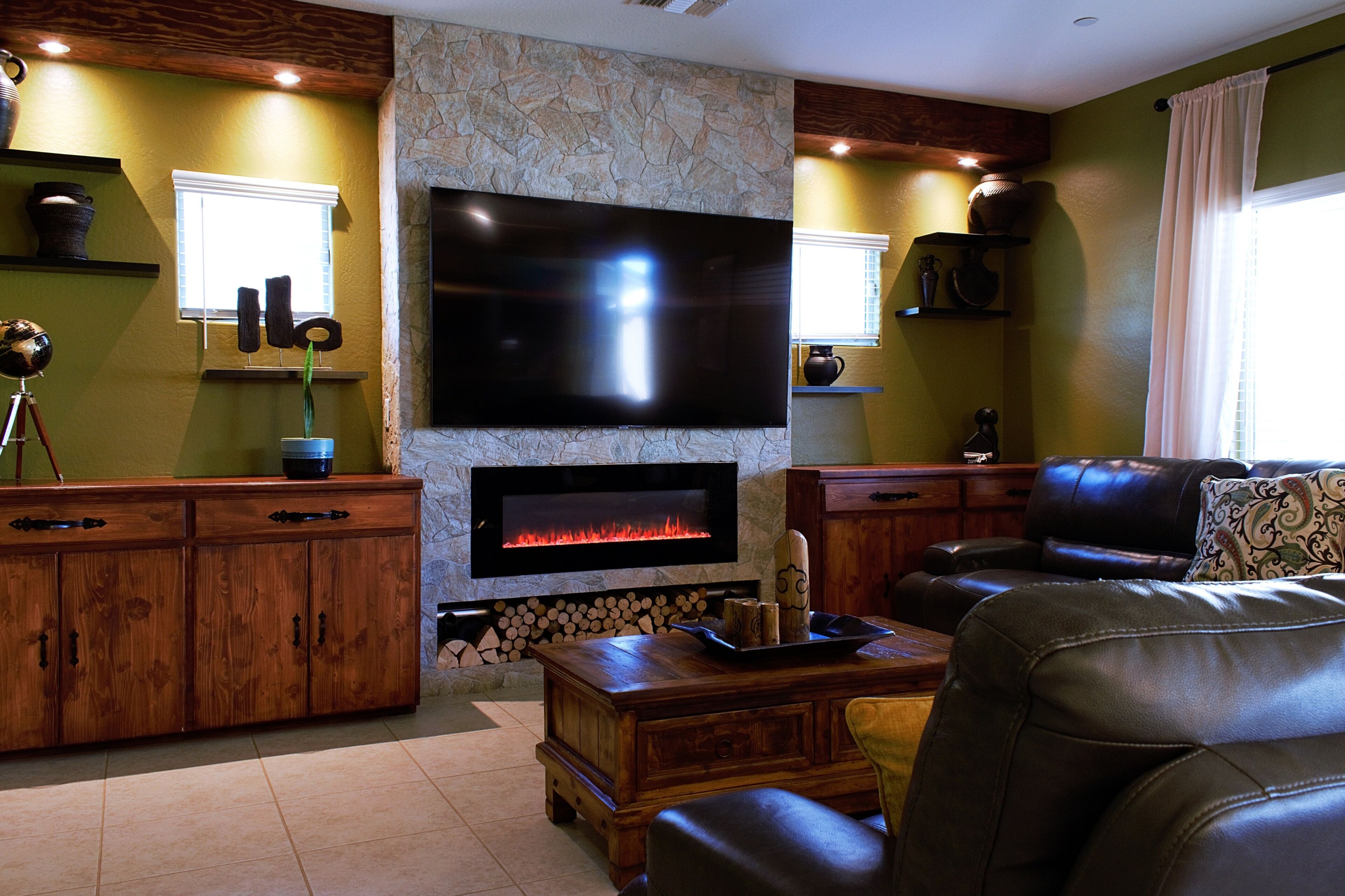 Smart TV, chimenea, libros y monitor de computadora 