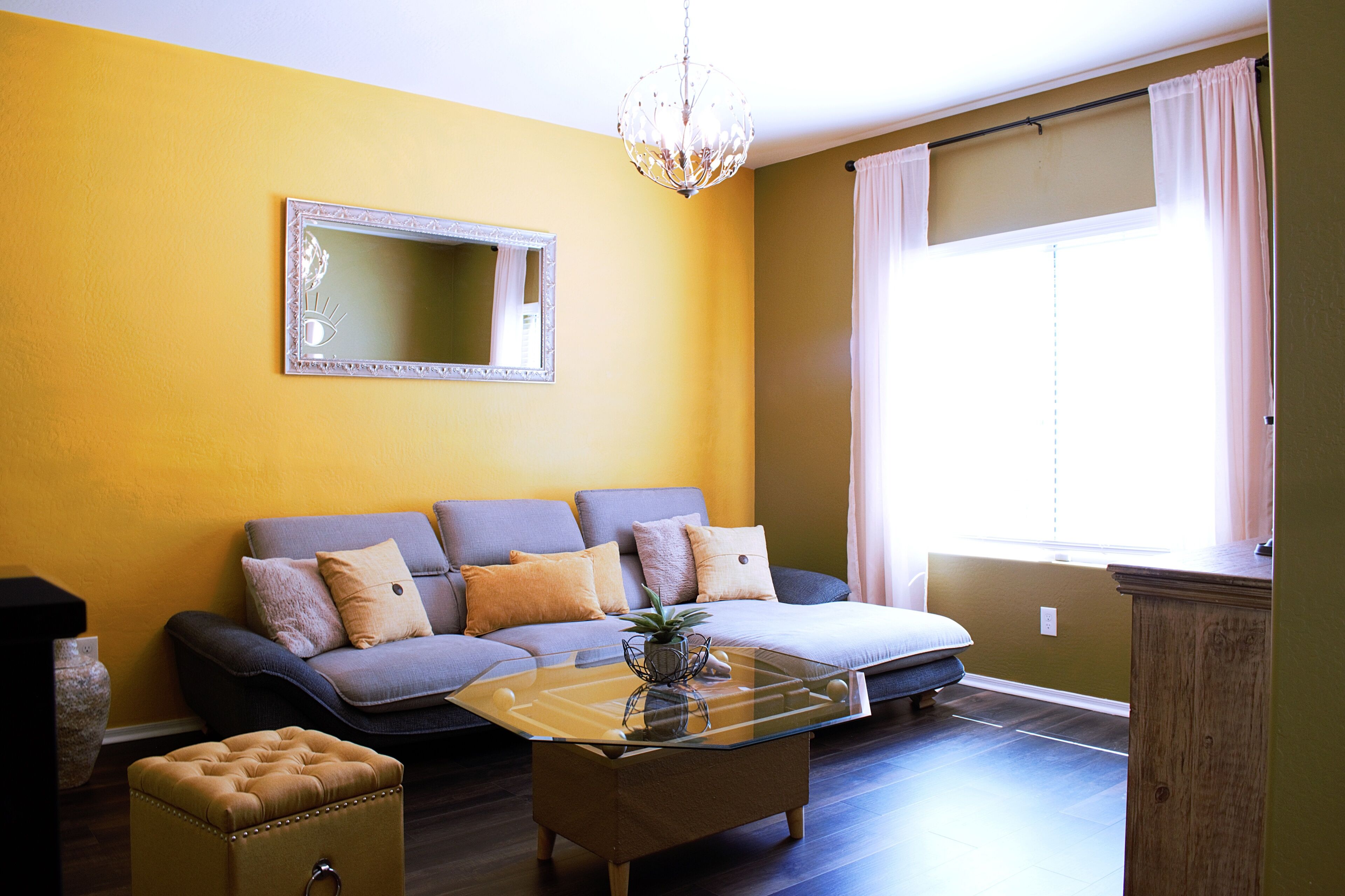 Smart TV, chimenea, libros y monitor de computadora 