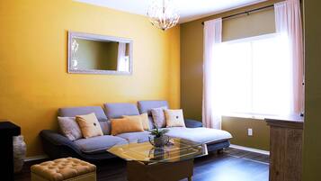 Smart TV, chimenea, libros y monitor de computadora