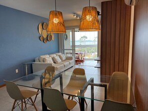 Presidential-huoneisto, pääsy uima-altaalle, merinäköala (Sunrise Seascape - Nautilus Home Club) | Ruokasali