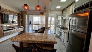 Grand appartement, toegang tot zwembad, uitzicht op zee (Surfside Luxury - Nautilus Home Club) | Woonkamer | Een 32-inch smart-tv met digitale zenders, een televisie en Netflix