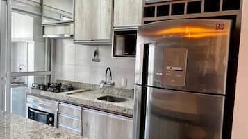 Apartamento Grand, acceso a la piscina, vistas al mar (Surfside Luxury - Nautilus Home Club) | Cocina privada | Frigorífico, microondas, cafetera o tetera y minihorno