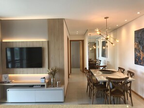 Premium Apartment, Pool Access (Tropical Haven - Nautilus Home Club) | Living room | 32-inch Smart TV with digital channels, TV, Netflix - Nautilus Home Club - Penha - Polly (Penha)