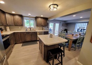 Réfrigérateur, four à micro-ondes, un four, surface de cuisson