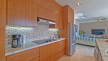 Condo Deluxe | Cocina privada | Refrigerador, microondas, horno y lavavajillas