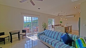 华丽公寓式客房 | 起居区 | 55-英寸智能电视 （配备卫星频道）、电视