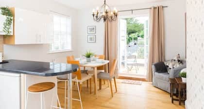 Malvern Wells Apartment with Lovely Balcony Views