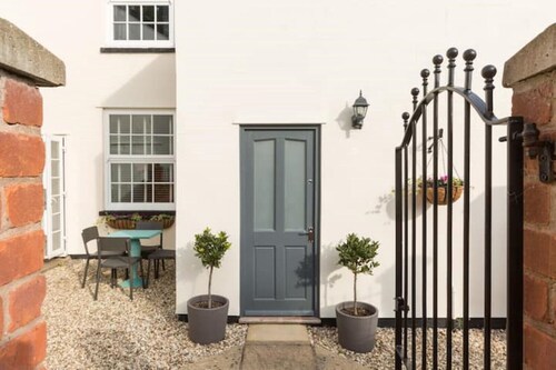 Fabulous 3 Bed Apartment with Private Courtyard