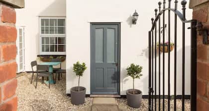 Fabulous 3 Bed Apartment with Private Courtyard