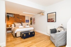 3 bedrooms, desk, iron/ironing board, travel cot