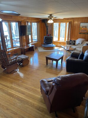 智能電視、壁爐、乒乓球設施、書籍