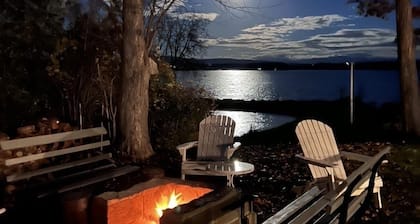 Magnificent Lakefront Family Lodge Panoramic View of Lake Champlain. Pets/Kayaks