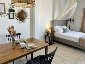 1 dormitori, escriptori i planxa i posts de planxar