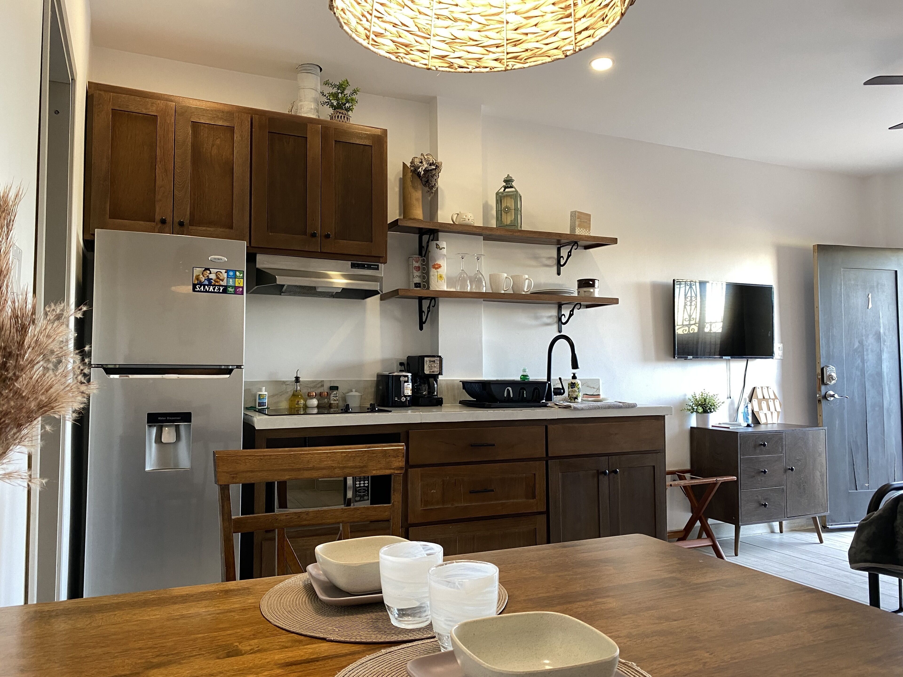 Kühlschrank, Mikrowelle, Wasserkocher mit Kaffee-/Teezubehör, Toaster