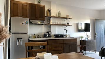 Kühlschrank, Mikrowelle, Wasserkocher mit Kaffee-/Teezubehör, Toaster