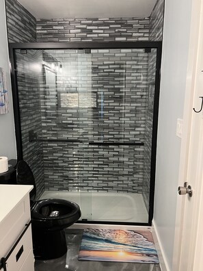 Bañera con ducha, secador de pelo, toallas, jabón
