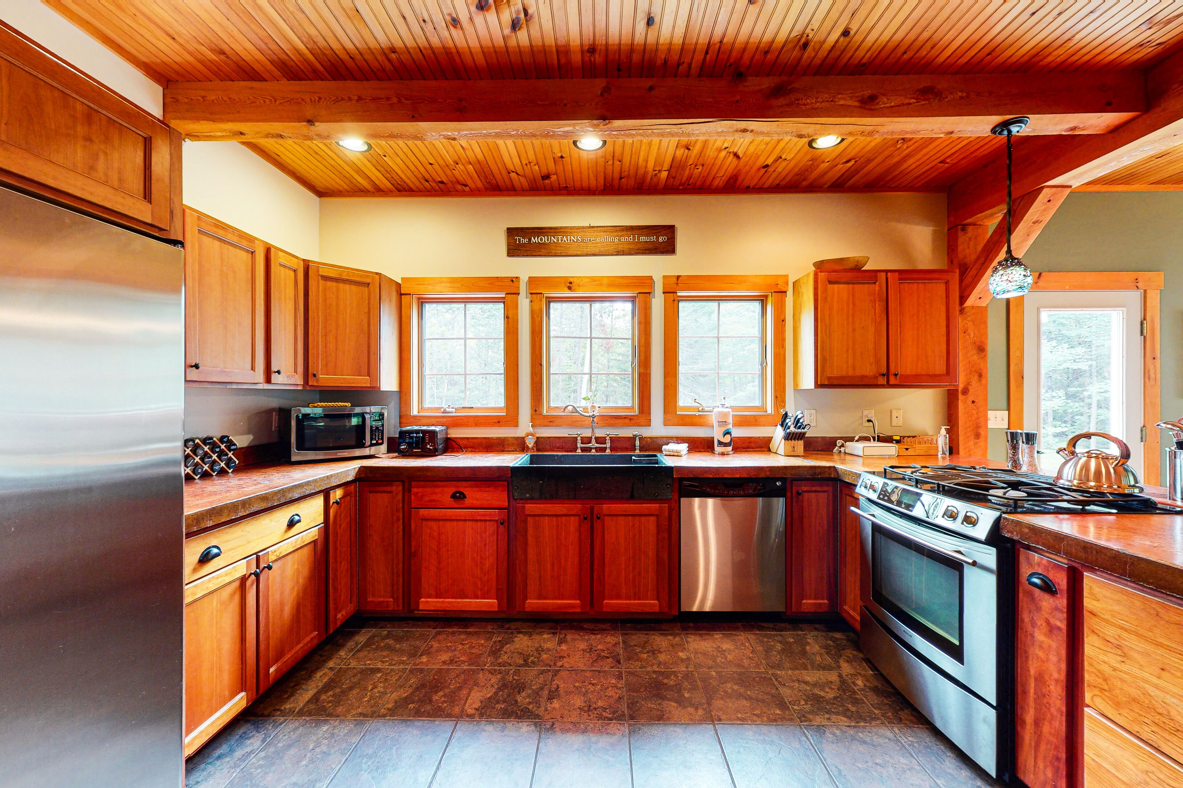 Dazzling dog-friendly lodge with stunning views, game room, firepit & W/D