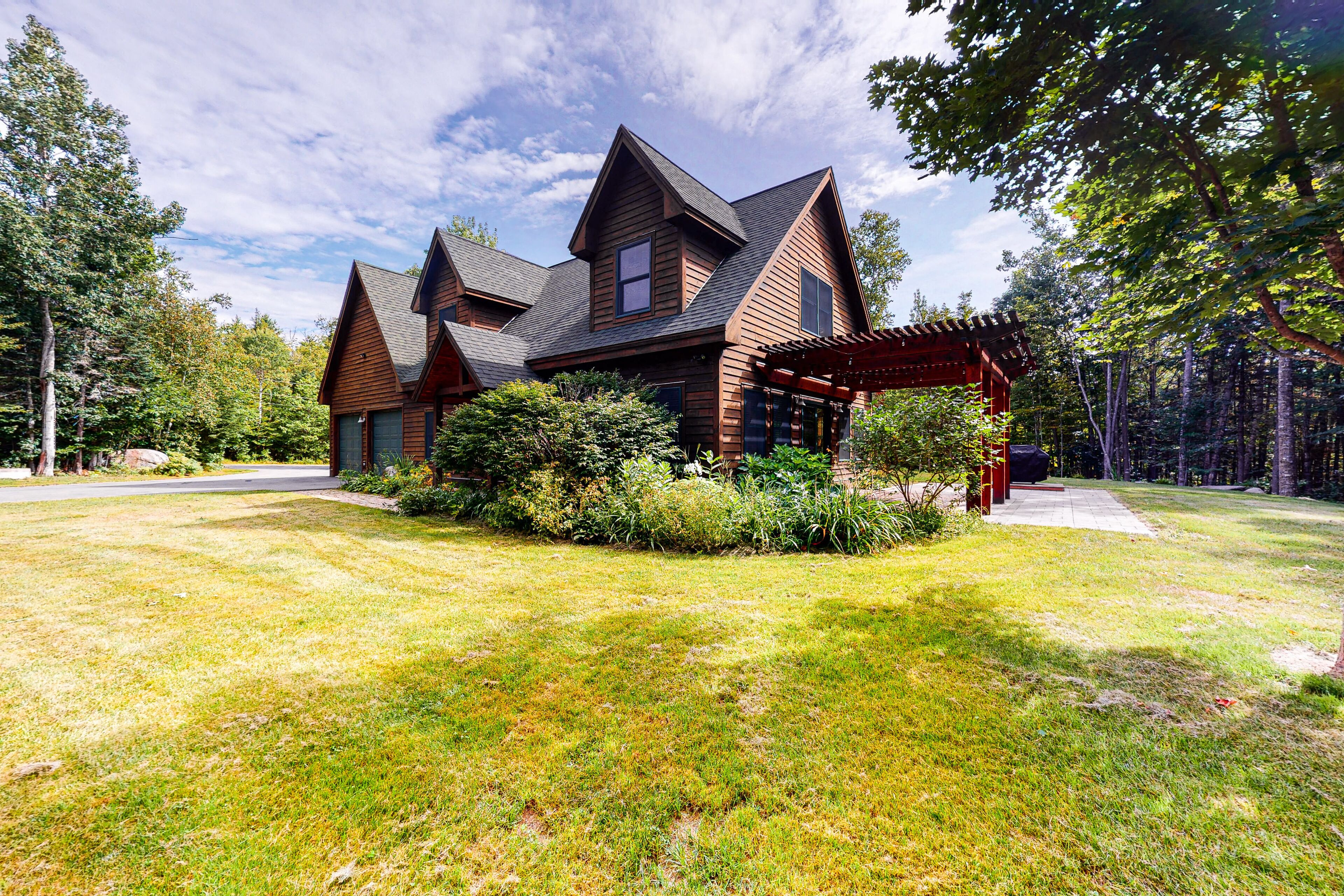 Dazzling dog-friendly lodge with stunning views, game room, firepit & W/D