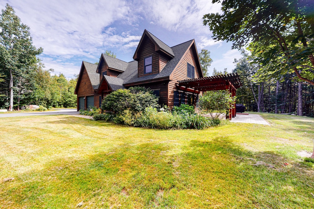 Dazzling dog-friendly lodge with stunning views, game room, firepit & W/D