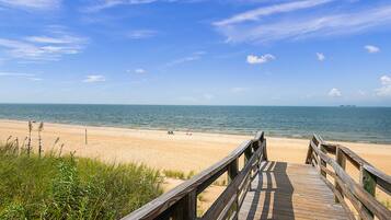 Chaises longues, serviettes de plage
