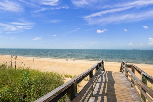 Minutes to the Beach! 3 BR 2 BA Huge Home- Fenced Yard- Dogs welcome!