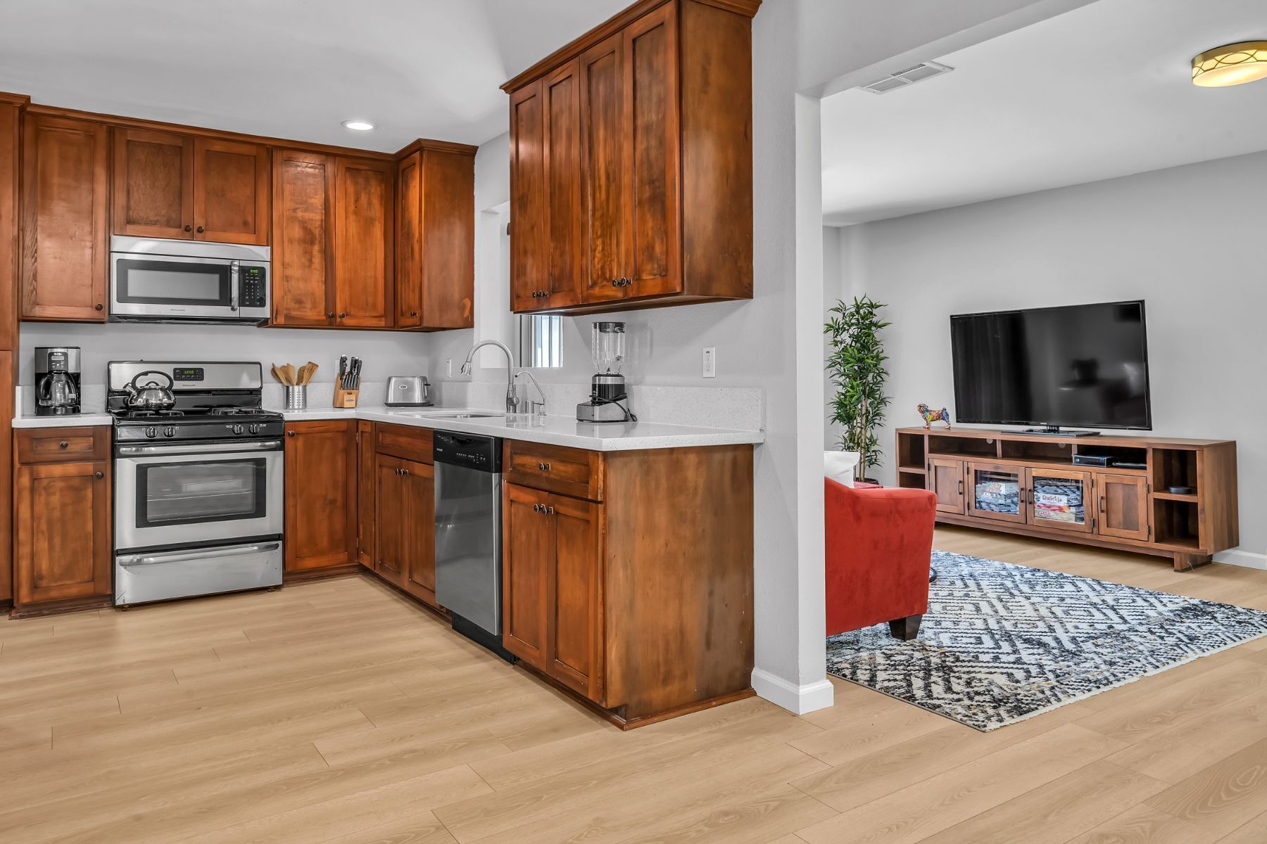 5BR Home Lake Balboa-Sleeps10 w Gazebo&Basketball!