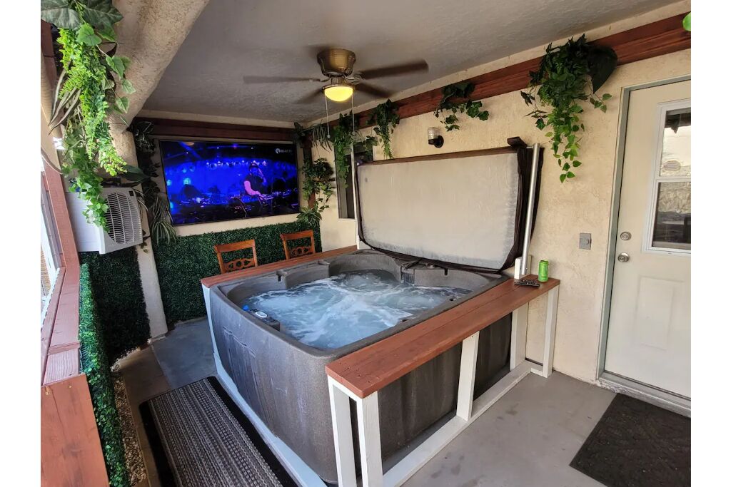 2 master bed & bath boat parking 2.4 miles to Windsor boat launch