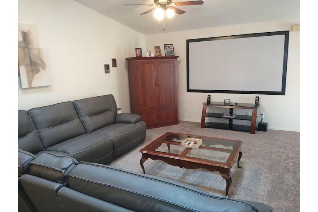 2 master bed & bath boat parking 2.4 miles to Windsor boat launch