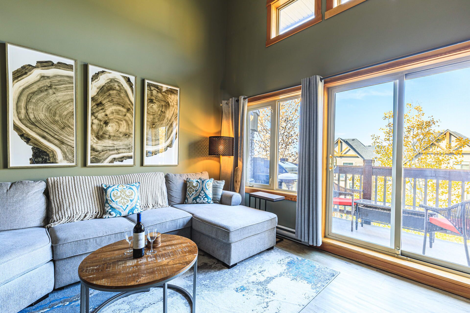 Een smart-tv, een open haard, boeken en een kantoor