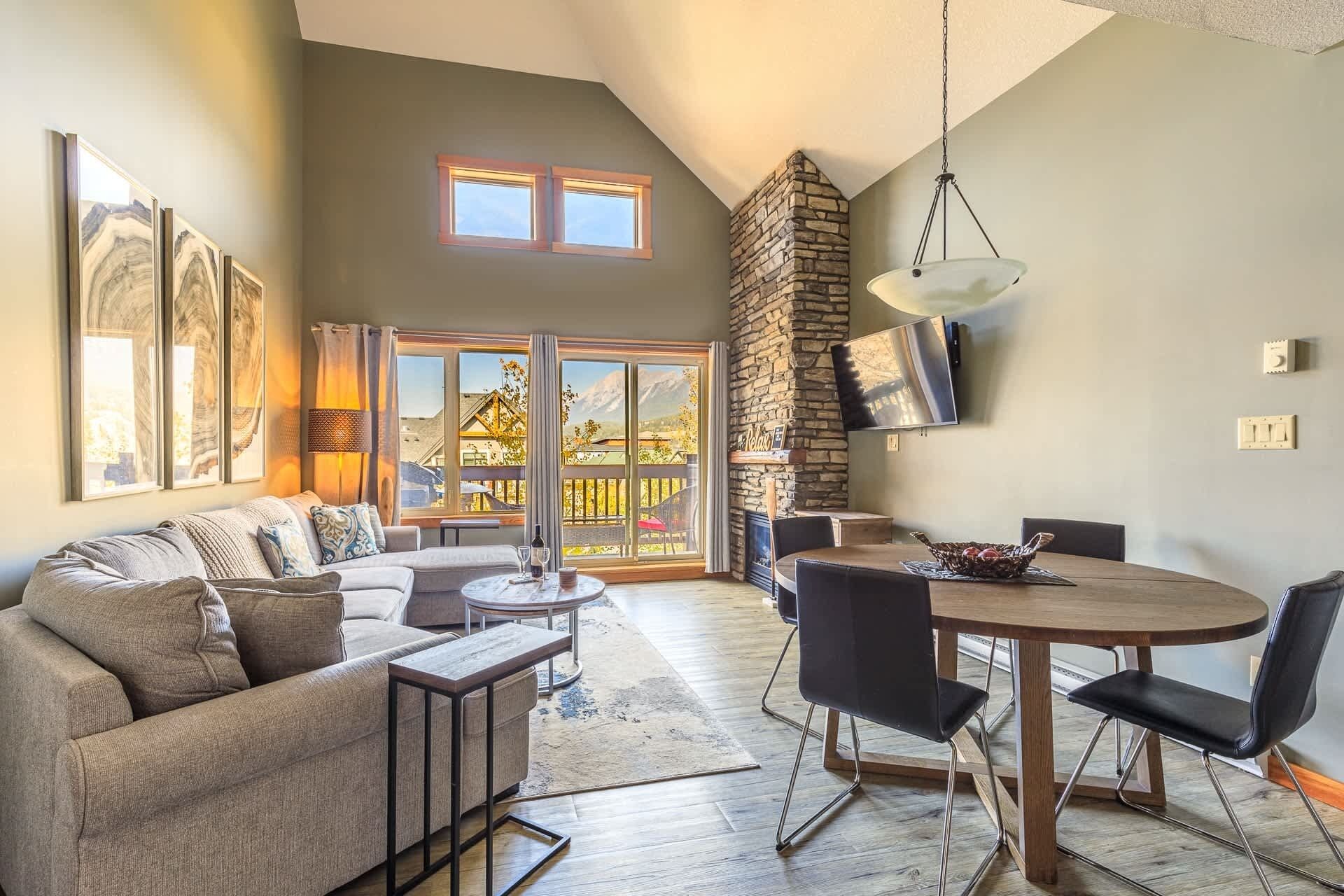 Smart-tv, een open haard, boeken en een kantoor