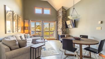 Smart-tv, een open haard, boeken en een kantoor