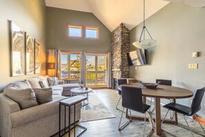 TV connectée, cheminée, livres, espaces bureaux