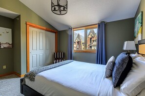 2 bedrooms, desk, iron/ironing board, travel crib