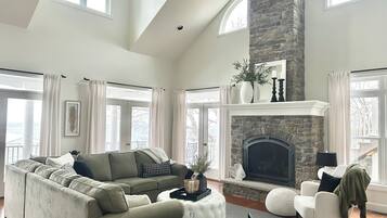 Een smart-tv, een open haard, een dvd-speler en tafelvoetbal