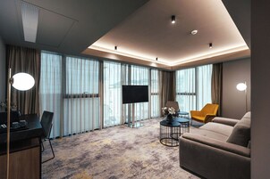 Suíte sênior | Área de estar | TV de tela plana 100 cm com canais a cabo, TV